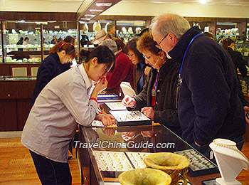  Shopping in a Jade Shop